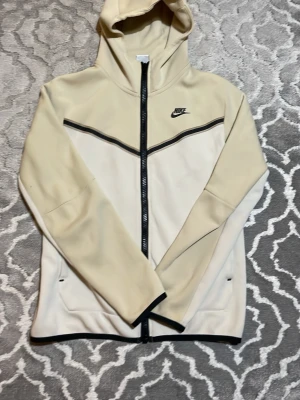 Beige nike tech  - En stilig och bra kofta som passar till folk med S storlek 