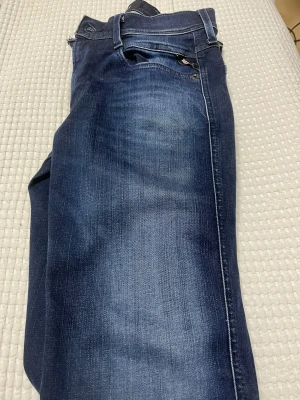 Replay Hyperflex mörkblå jeans - Snygga Replay Hyperflex jeans i mörkblå skick är 10/10 helt nya knappast använda och kommer i storlek 28/30 pris kan diskuteras