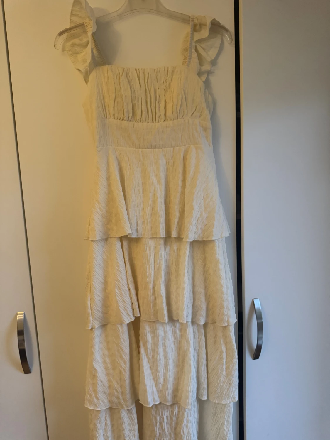 Ljus volangklänning med axelband - 2