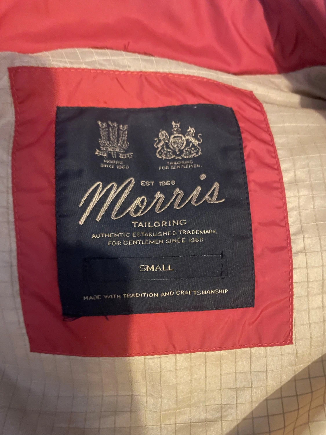 Röd dunjacka från Morris, Small men passar mig som är medium. Västen säljes nt längre i butik därav priset Medium - 2