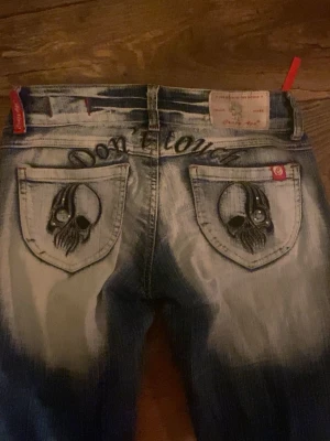 Bootcut lowwaist Crazy age jeans - Skiiit snygga bootcut crazy age jeans som jag äälskar men dom är tyvärr inte min stil längre!! Sitter väldigt lowwaist och passar mig perfekt i längden som är 163cm. Super fint bootcut. 