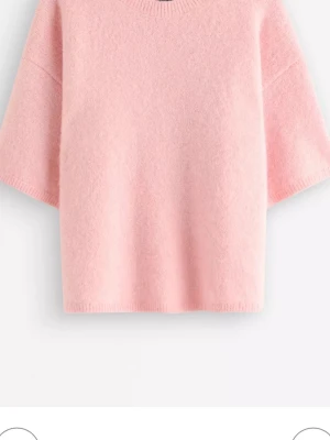 Gina tricot knitted short sleeve  - Ser ut som på bilden fast lite ljusare rosa(lånad bild) använd 3 gånger helt som ny