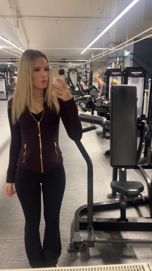 lululemon define jacket  - säljer min fina jacka från lululemon som är perfekt för gymmet eller vardagsstilen. helt ny nästan köptes för 2 månader sen kvitto och prislapp finns (storlek 0)