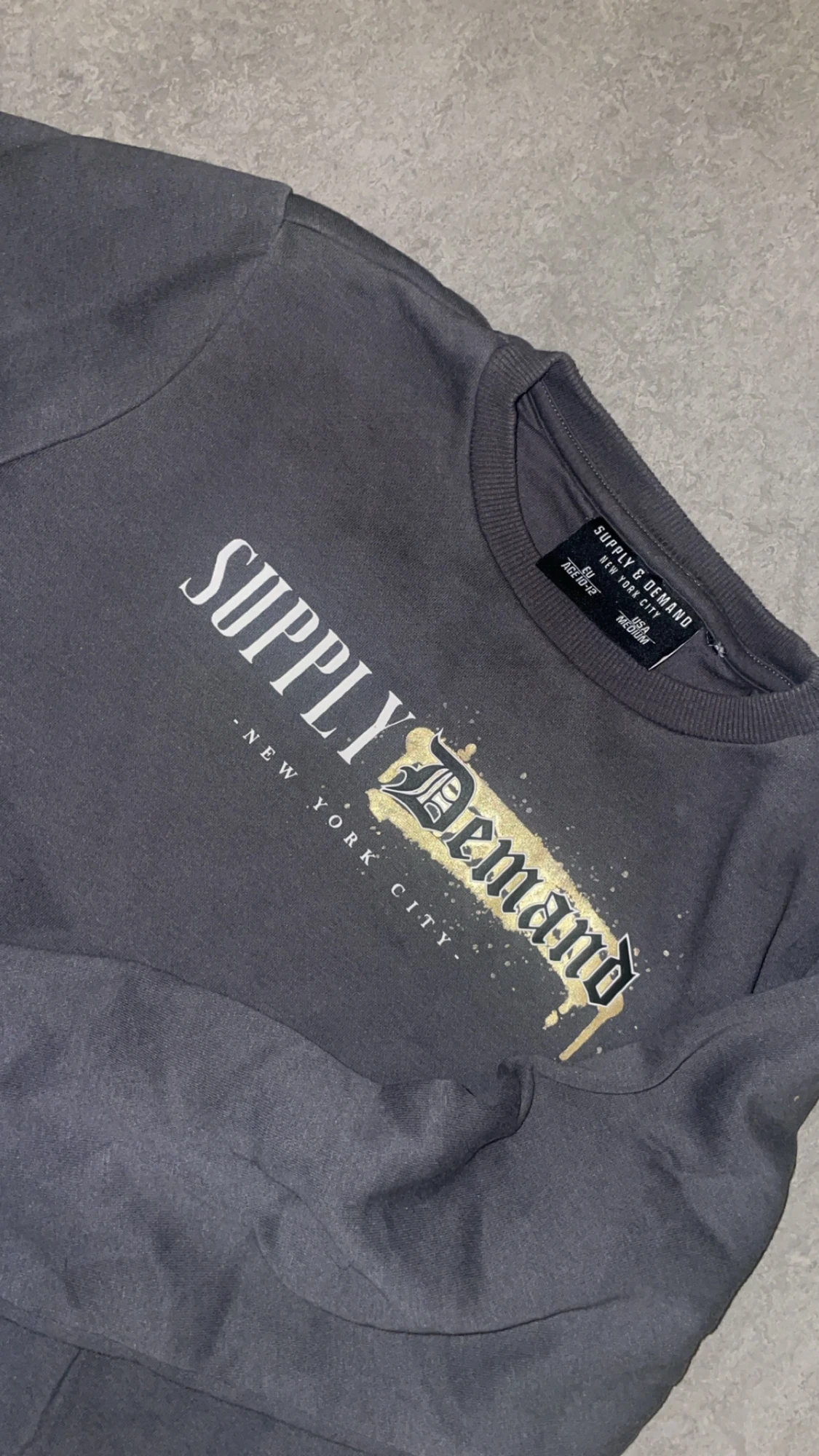 Grå sweatshirt från märket Supply & Demand storlek 10 - 12 - 1