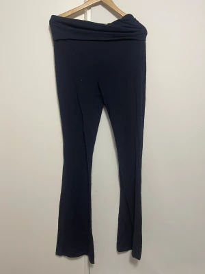 Mörkblå mjukisbyxor från 157, storlek L - Snygga mörkblå mjukisbyxor från 157 i storlek L. Byxorna har hög midja med bred linning och ett rakt, lite vidare ben. Perfekta för chill dagar och riktigt sköna tack vare det mjuka bomullsmaterialet.