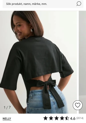 Svart  knyt topp från Nelly - Svart topp från Nelly med öppen rygg med knyt. Helt ny aldrig andvänd, prislappen är kvar. För egna bilder är det bara att skriva💓