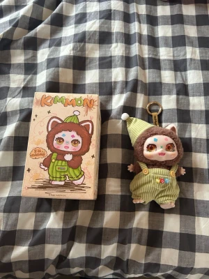 Kimmon brun pälsväst till docka - En kimon docka i jätte bra skick jag har bara öppnat den sen har den bara suttit på min hylla.