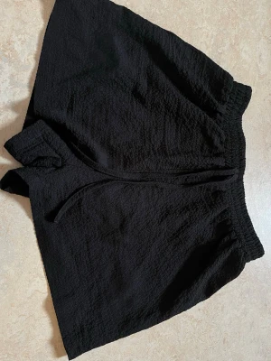 Svarta shorts från SHEIN med snörning - Säljer ett par svarta shorts från SHEIN i storlek S. Lite genomskinliga. 