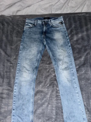 Replay ljusblå raka jeans - Säljer ett par ljusblå jeans från Replay, storlek 14A, som passar en pojke 13-15 år 165-175cm. Org pris var 850kr, säljer för lite billigare eftersom dem har använts ett par gånger. Priset såklartkan diskuteras 