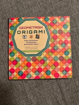 Geometrisk Origami - Upptäck origami på ett nytt sätt! Med enkla instruktioner och över 120 färgglada papper kan du vika coola geometriska figurer som stjärnor, kuber och pyramider. Perfekt för dig som gillar pyssel och vill skapa något unikt och kreativt.