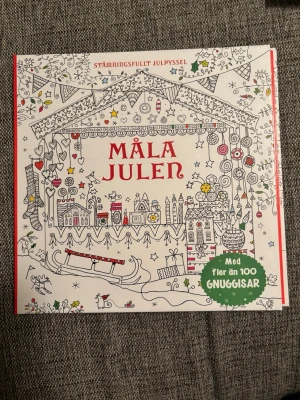 Måla Julen - En kreativ och stämningsfull julpysselbok där du kan färglägga mysiga julmotiv och använda över 100 gnuggisar! Perfekt för dig som vill maxa julkänslan och skapa din egen färgglada vintervärld. Måla, gnugga och låt fantasin flöda i julens tecken.