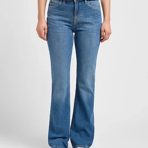 Lee Breese Boot jeans - Lee Breese Boot jeans i storlek W26 L33 i en medium blå färg. Bara använda ett fåtal gånger då jag kände att de inte riktigt passade mig! (Därav lånade bilder)