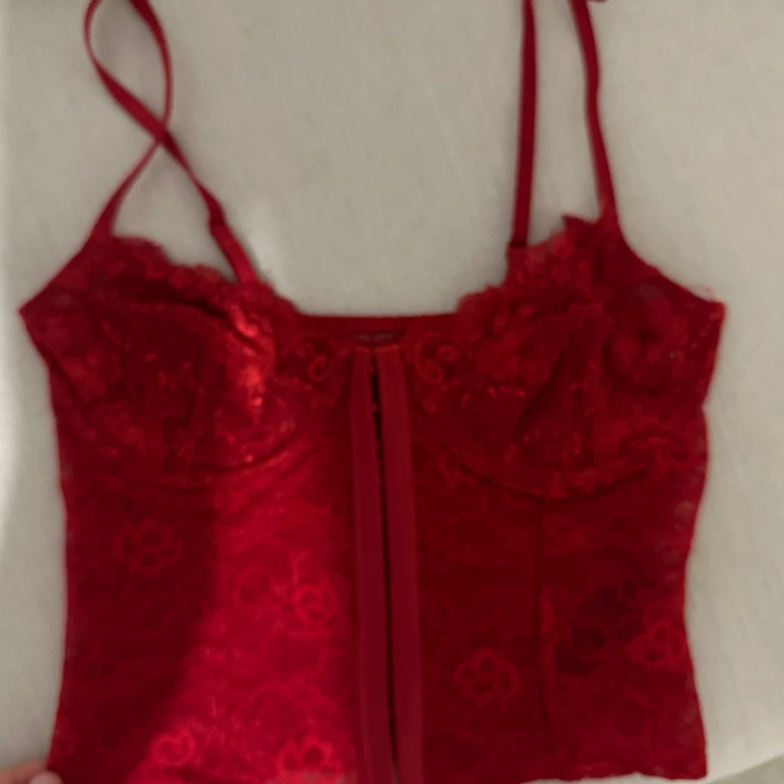 Röd spetskorsett med smala band från Berska 