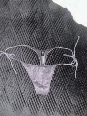 Bikini underdel Svart med glitter - En jättefin low waist bikini underdel som är svart men glittrig, jätte snygg på köpt utomlands❤️❤️