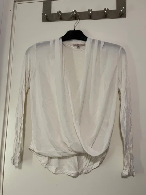 Fin sommarblus - Säljer denna luftiga vita blusen som passar storlek S men eftersom den går och justera som man vill så passar den även större storlek än S. Materialet är luftigt och perfekt för sommaren. Använd fåtal gånger. Pris kan alltid diskuteras!🤗