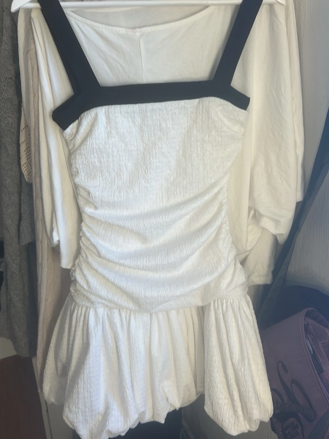 Vit kortklänning med svarta band