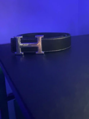 Svart H bälte  - Säljer ett svart H bälte oanvänt hör av er vid frågor 