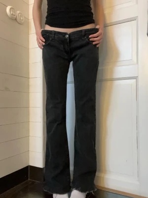 Svarta bootcut jeans - Jeansen hat en fin broderad krona på bakfickan. Säljer då de är förstora för mig. Skriv om du har frågor.