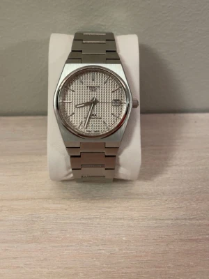 Tissot PRX 35mm - Stilren klocka ifrån Tissot. Modellen heter powermatic 80. Klockan är automatiskt omatisk vilket innebär att klockan inte har något batteri utan laddas istället upp av rörelser som rotorn tar upp. Hör av dig vid frågor!