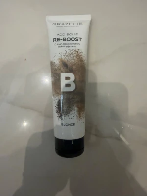 Grazette Re-Boost Blonde färgmask - Grazette Add Some Re-Boost Blonde är en färgmask med pigment för blont hår. Testat på en gång på håret. Nästa hel ful/ny.  Säljs då jag är ute efter en mörkare färg. Köptes för 200kr från Lyko. 
