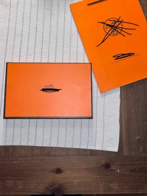 H bälte - Bälte med H-logga i exklusiv och ikonisk stil. Aldrig använt, 105 cm och passar till alla outfits. 💰 Pris: 299 kr utan box och tillbehör / 549 kr med box och tillbehör – priset går att diskutera.