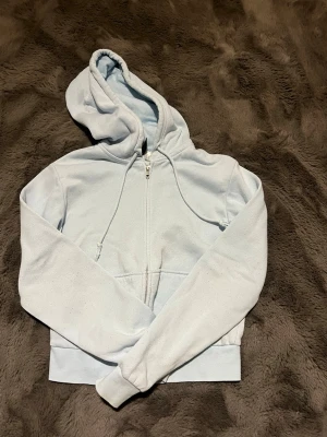 Ljusblå kofta  - Säljer en ljusblå kofta från H&M. Säljer då den inte passar mig längre. Pris kan diskuteras 