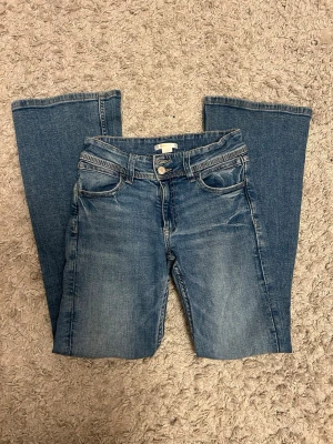 GinaTricot str 158 - Säljer ett par blå jeans från GinaTricot, väl omhändertagna finns inga slitningar eller tecken på slitage, precis som nya! 👌🏻 älskar verkligen dem här jeansen men säljer då jag har två likadana :) pris kan diskuteras 🩷OBS! Finns ej kvar i butik eller online