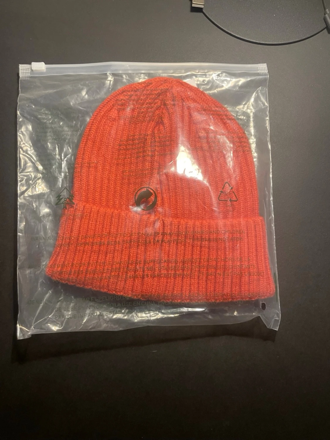 Röd ribbstickad mössa från Moncler - 1