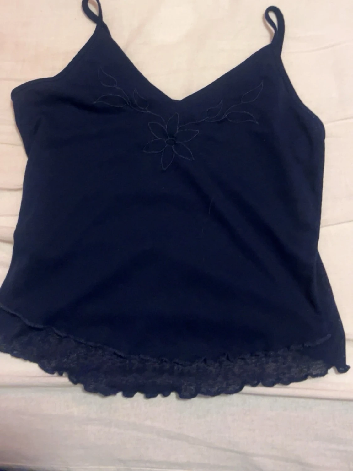 Mörkblå linnetopp med spetskant