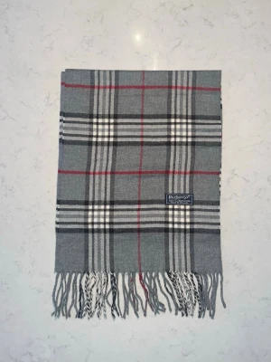 Burberry halsduk - 💫Burberry halsduk | Skick: 9/10 | Nypris: ca 4500-5000 kr | Färg: grå | Hör gärna av er vid frågor! | LumeFashion. | OBS! Vi har 3st halsdukar av denna färgen.