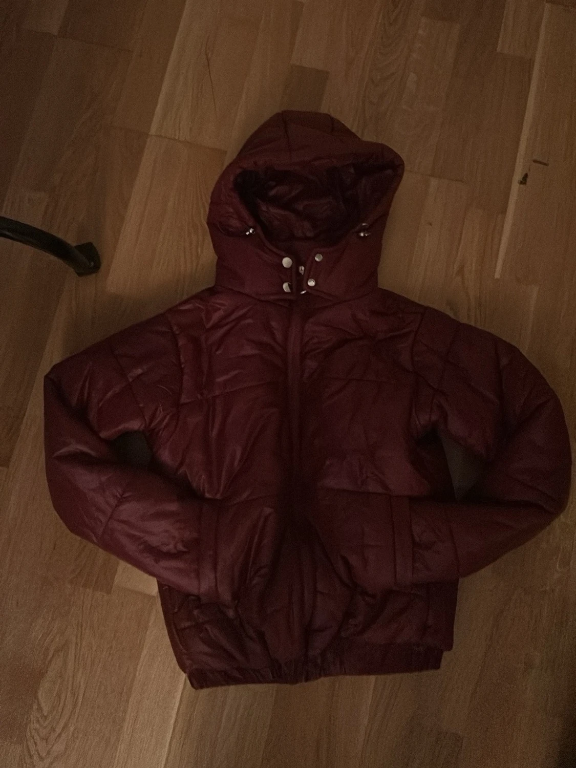 Mörkröd pufferjacka med huva