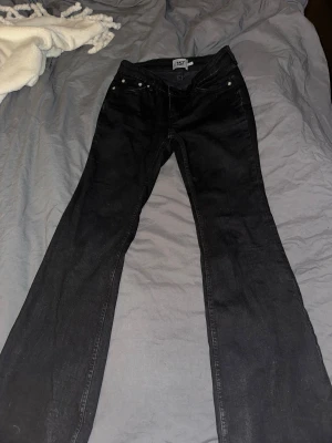 Svarta bootcut jeans från 157, S - Säljer ett par svarta bootcut jeans från 157 i storlek S. Jeansen har låg midja och klassisk femficksdesign. Materialet är stretchigt jeans-tyg som sitter snyggt och bekvämt. Perfekta om du gillar en tidlös look med lite utsvängda ben.