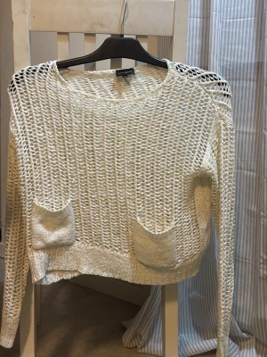 Stickad tröja  - 146/152 i storlek men passar som en dam xs! Aldrig använd!