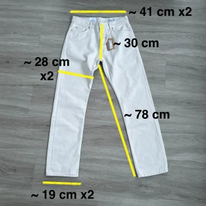 Dobber ”ljusbeige” jeans 30/32 - •Helt nya vitbeige (light ecru) jeans från dobber med prislapp kvar. •Modellen: (ante straight fit) rak passform i 30/32. Jätteskönt material i 100% bomull. Köptes för ~800 kr.