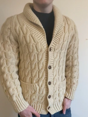 Beige stickad cardigan - Otroligt fet beige kabelstickad cardigan med otroligt bra passform. Priset kan såklart diskuteras! Modellen är 180cm, 75kg.