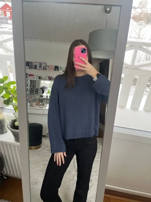 Mörkblå stickad tröja från Lager 157 - Säljer en mörkblå stickad tröja från 157 med rund halsringning, långa ärmar och ribbade kanter vid hals, ärmslut och nederkant. Den är i storlek S men passar även storlek XS. Jag har inte använt den mycket så tröjan har hållit sitt skick💕💕 