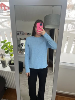 Ljusblå stickad tröja från Vero Moda - Säljer en ljusblå stickad tröja från Vero Moda i storlek XS. Tröjan har rund halsringning, ribbade muddar och är långärmad. Den är sparsamt använd, den är lite nopprig men i bra skick💕💕
