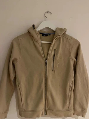 Sailracing hoodie  - En väldigt skön och snygg tröja.                        Nypris är 999 och jag säljer för 199.                  Tröjan är 100 % äkta, skriv vid minsta lilla fråga 👍