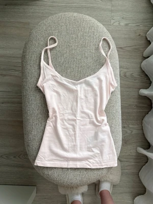 ljusrosa linnetopp från gina tricot - oanvänt ljusrosa basic linne från gina tricot!💗