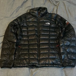 The North Face Summit Series dunjacka - Säljer en snygg och varm svart dunjacka från The North Face. Modell: Summit series. Nypris: runt 4000kr, den är i helt nyskick!