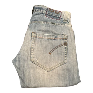 Dondup Jeans - Ett par Dondup jeans i storlek W30 Jeansen är i 8/10 skick med en liten rivning på baksidan av patchen (bild 5) Slitningar är från fabrik! Dom är ljusblå. slim/straight fit. Skriv om det är något du undrar eller om du vill ha flera bilder!                                                        Fraktar så fort jag kan men alltid inom 24H