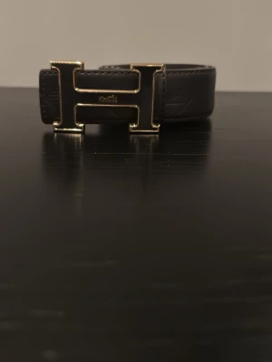 Svart Herme’s bälte - Svart herme’s bälte med en snygg design på H spännet 