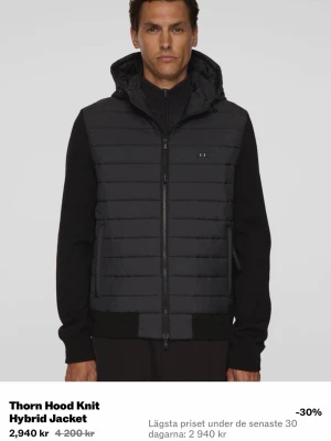 J.Lindeberg cardigan / hybridjacka BYTE/INTRESSEKOLL - Intressekoll/ Byte!!! Köpte denna caridgan i strl L helt ny i butik 1 vecka innan julen. Är 179-180cm väger 78kg och den sitter väl ok men jag vill hellre ha strl M som sitter mer tight/fast. Jag har klippt lappen så kan ej returnera. Endast använt 1 gång. Kollar om nån vill byta som har M alt budar ok pris. Behåller nog den annars. Nypris under rea var 2940kr. Helt slutsåld nu. Ej intresserad att byta mot annat. Vill ha samma plagg. 