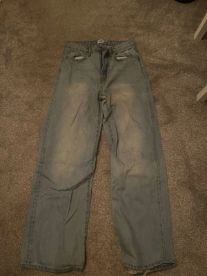 Blå raka jeans från lager 157 - Säljer ett par ljusblå jeans från lager 157 med klassisk femficksdesign och raka ben. Jeansen har normal passform och är tillverkade i slitstarkt denimtyg med dragkedja och knapp i midjan. Perfekta för en avslappnad och trendig look. Står inte storlek men skulle säga S💕