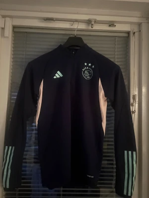 Ajax sett - Väldigt snyggt Ajax sett som är väldigt skönt. Den är köpt i Amsterdam på Ajax Arena. Inga defekter alls. Skulle nästan säga helt ny men den har används lite. Storlek S. Köpt för 1500kr. Hör av vid intresse!☺️