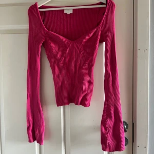 Ribbad rosa tröja från H&M - Säljer en snygg ribbad rosa tröja med v-ringning från H&M i storlek S