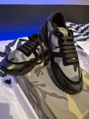 Valentino garavani rockrunners i storlek 44-43 - Valentino rockrunners storlek 44. Skorna passar väldigt smalt och passar därfor bättre för 43,5 och 43