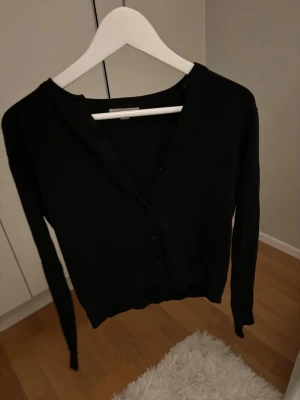 Svart kofta - Svart kofta med knappar från hm i storlek S!Jättefint skick förutom lite nopprig