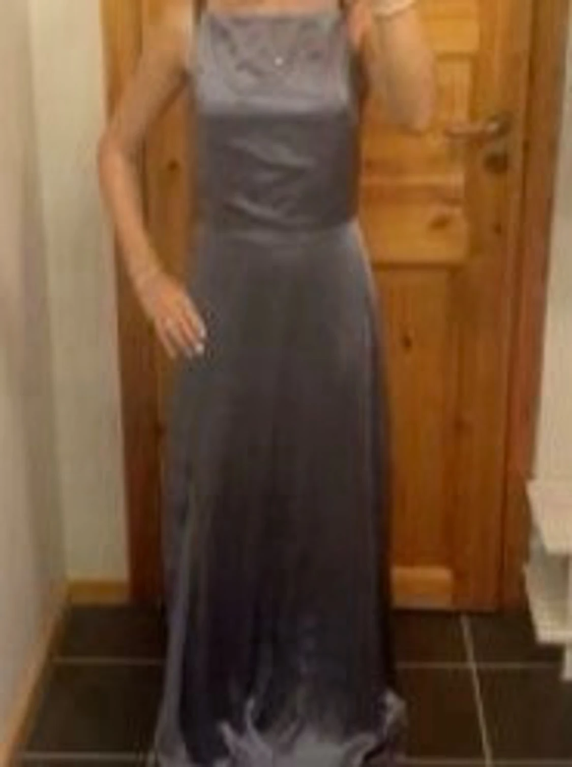 Lång grå klänning med öppen rygg