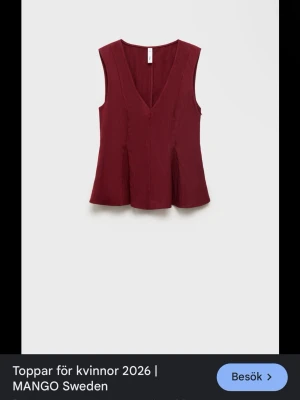 Vinröd ärmlös topp från Mango - Snygg vinröd ärmlös topp från Mango med djup v-ringning och lätt utsvängd passform. Toppen har en stilren design utan mönster och är perfekt att styla med både jeans och kjol. Materialet känns mjukt och följsamt.